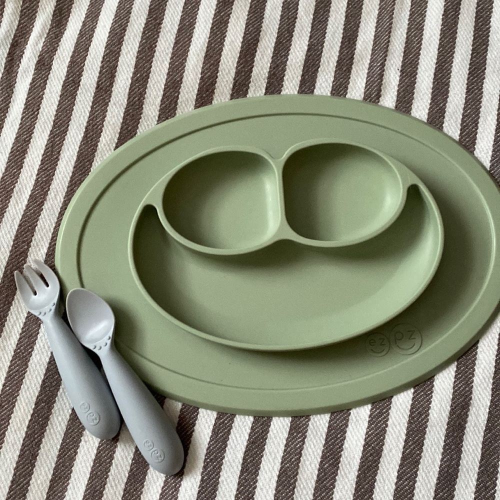 ezpz Mini Mat w/ Mini Utensils